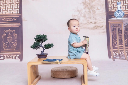 枣庄宝宝边吃奶边挣扎烦躁